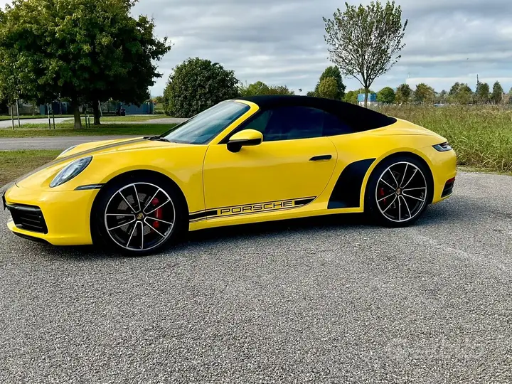 Porsche 911 2021 photo 2