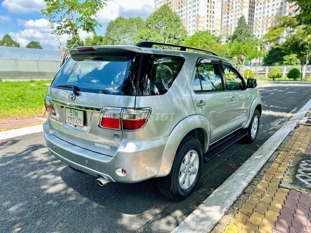 Toyota Fortuner 2010 photo 2