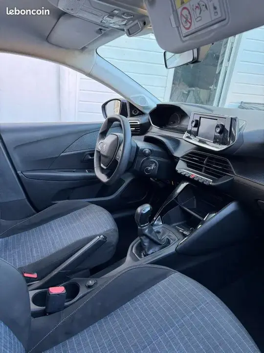 Peugeot 208 2021 photo 3