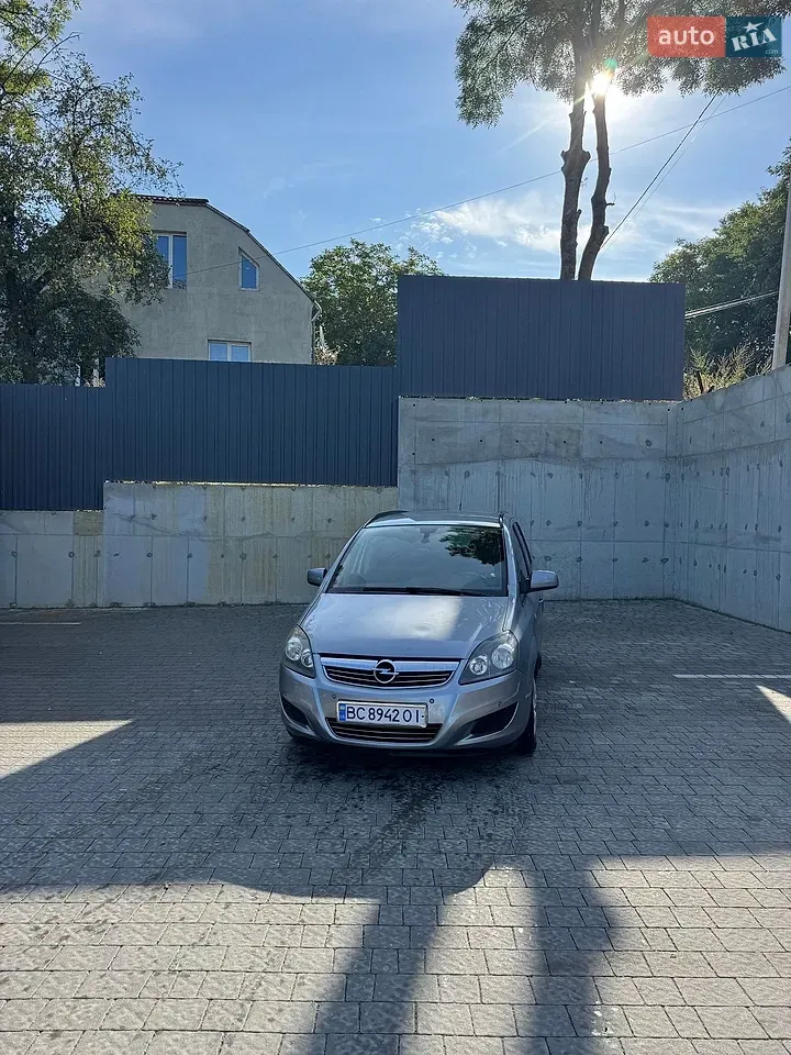 Opel Zafira 2010 photo 2