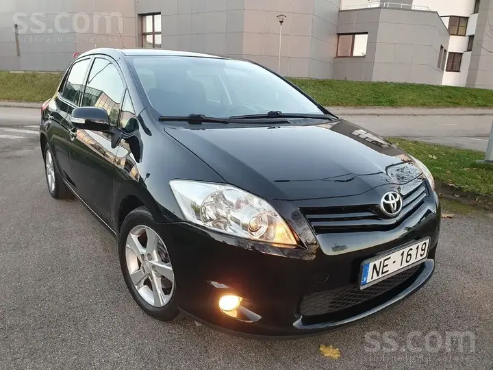 Toyota Auris 2011 photo 2