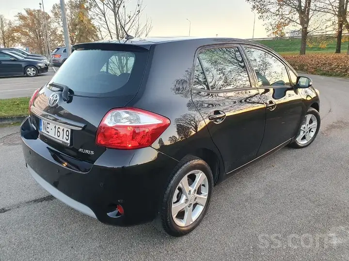 Toyota Auris 2011 photo 3