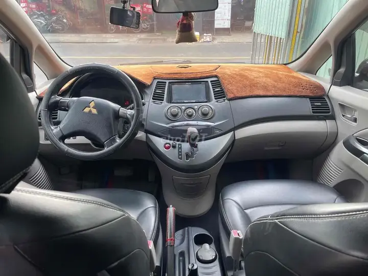 Mitsubishi Grandis 2005 photo 3