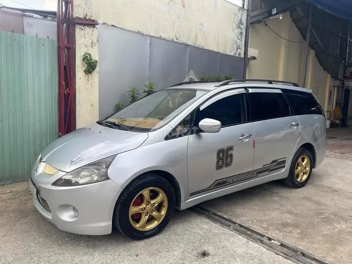 Mitsubishi Grandis 2005 photo 2