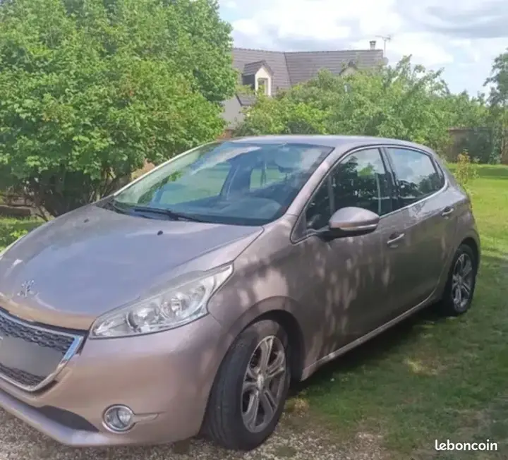 Peugeot 208 2012 photo 2