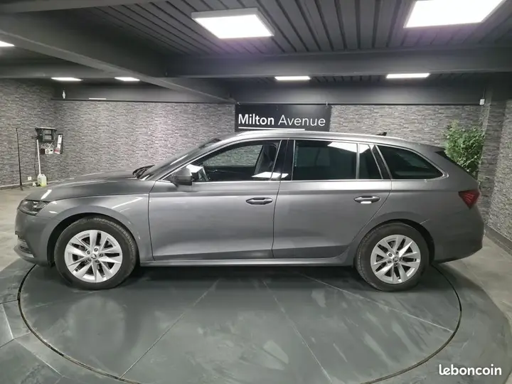 Skoda Octavia 2023 photo 2