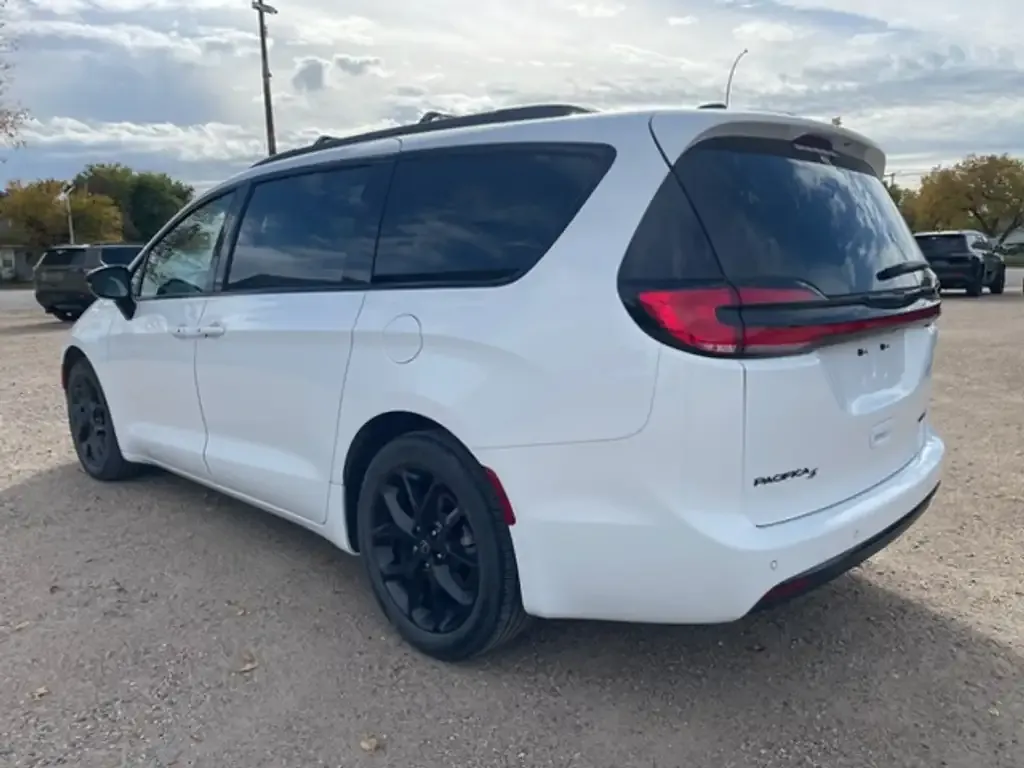 Chrysler Pacifica 2025 photo 2