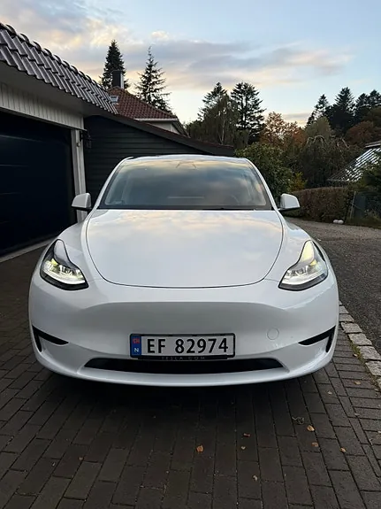 Tesla Model Y 2023 photo 2
