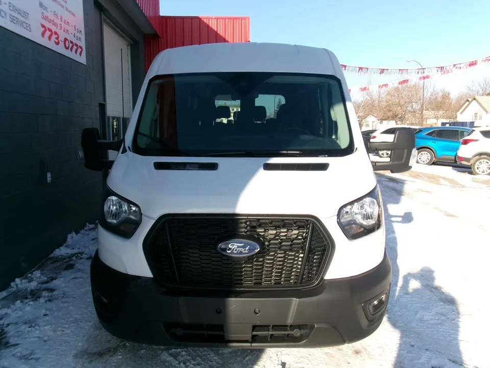 Ford Transit 2023 photo 2