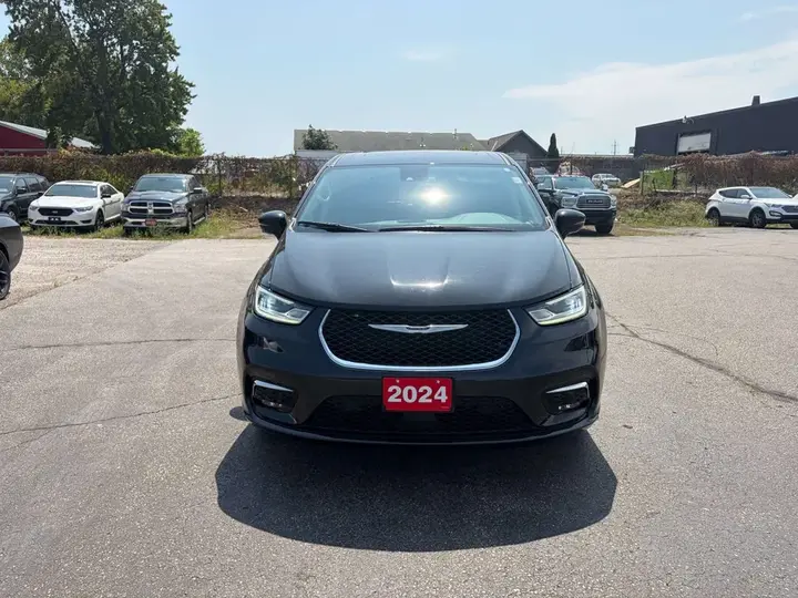 Chrysler Pacifica 2024 photo 2