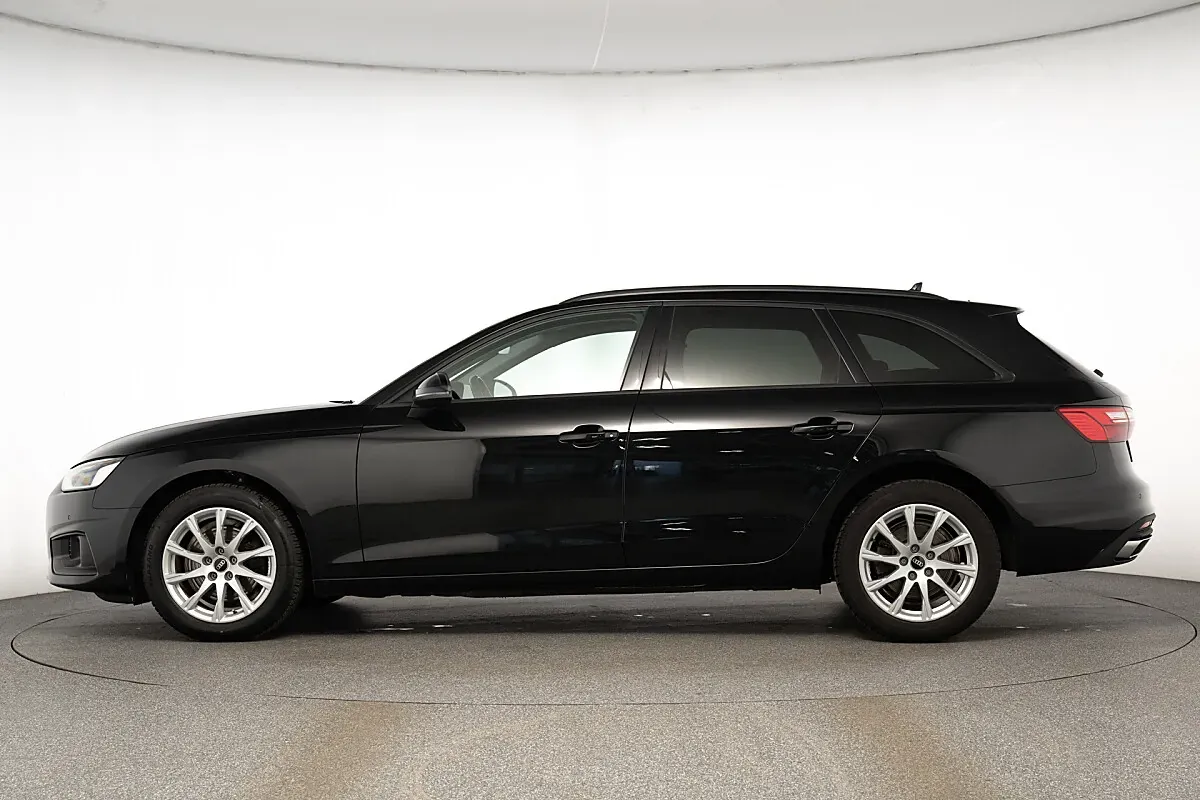 Audi A4 2022 photo 2