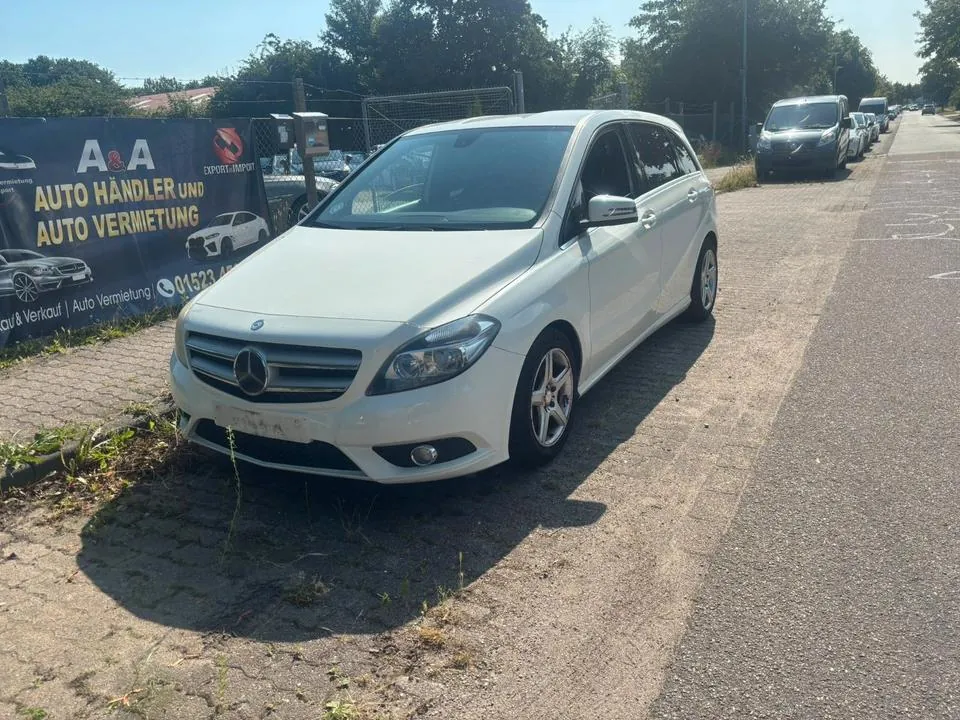 Mercedes-Benz B 180