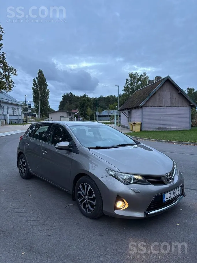 Toyota Auris 2014 photo 2