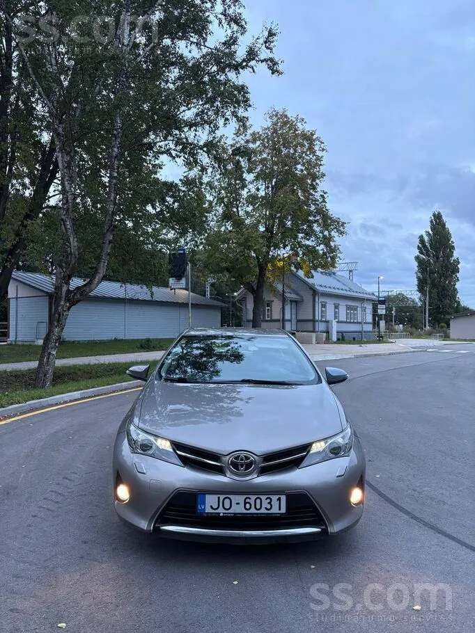 Toyota Auris 2014 photo 3