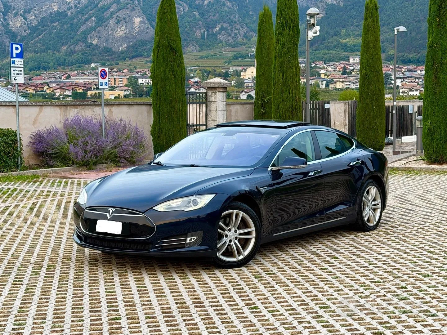Tesla Model S 2015 photo 2