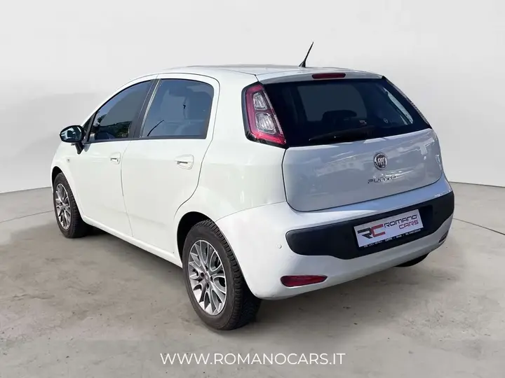Fiat Grande Punto 2011 photo 2