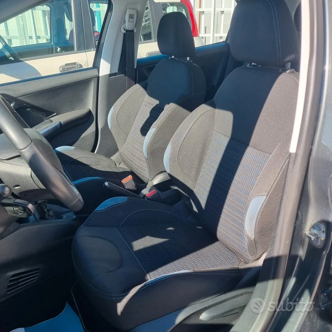 Peugeot 208 2012 photo 4