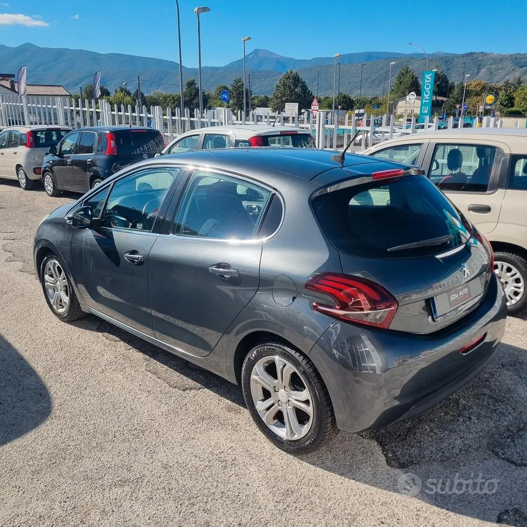 Peugeot 208 2012 photo 3
