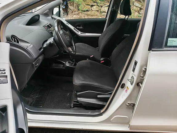 Toyota Yaris 2011 photo 4