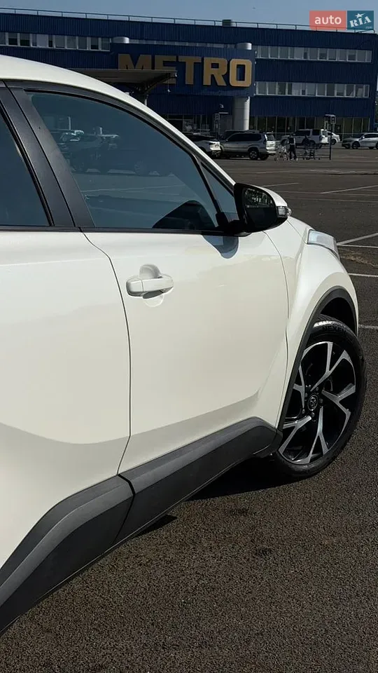 Toyota C-Hr 2017 photo 2