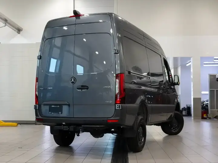Mercedes-Benz Sprinter 2026 photo 3