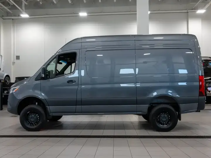 Mercedes-Benz Sprinter 2026 photo 2