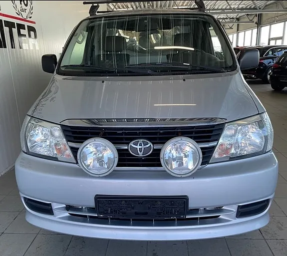 Toyota Hiace 2011 photo 2