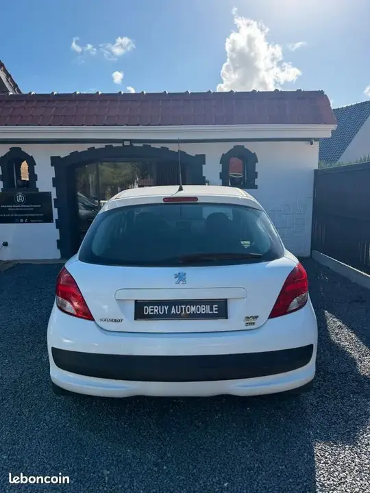 Peugeot 207 2011 photo 2
