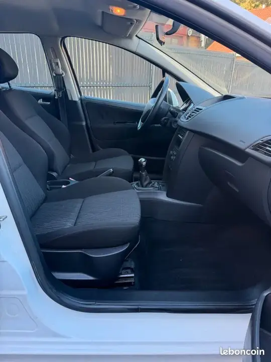 Peugeot 207 2011 photo 3