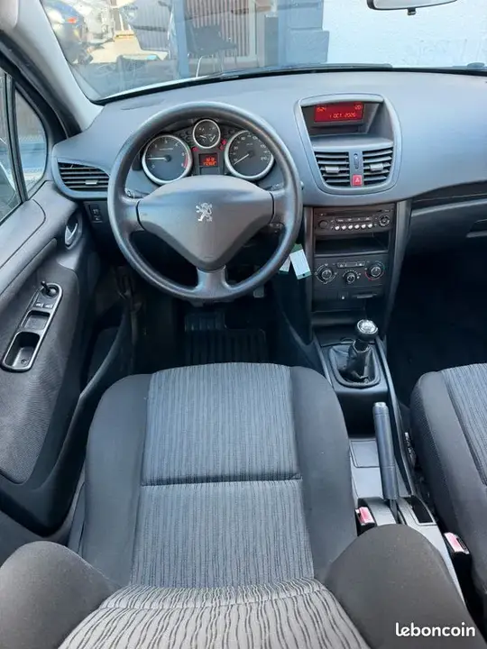 Peugeot 207 2011 photo 5