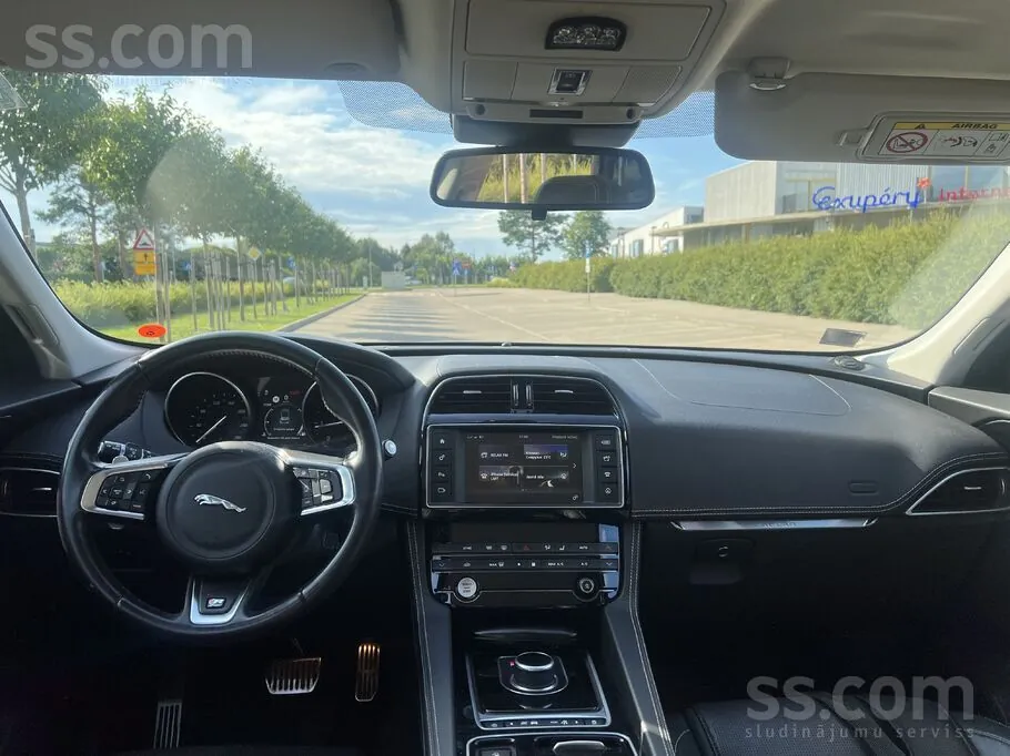 Jaguar F-Pace 2018 photo 2