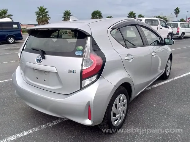 Toyota Aqua L 2018 photo 4