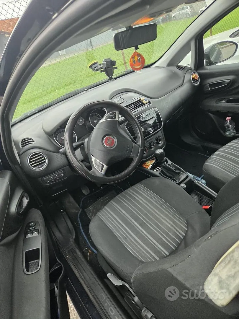 Fiat Punto 2011 photo 2
