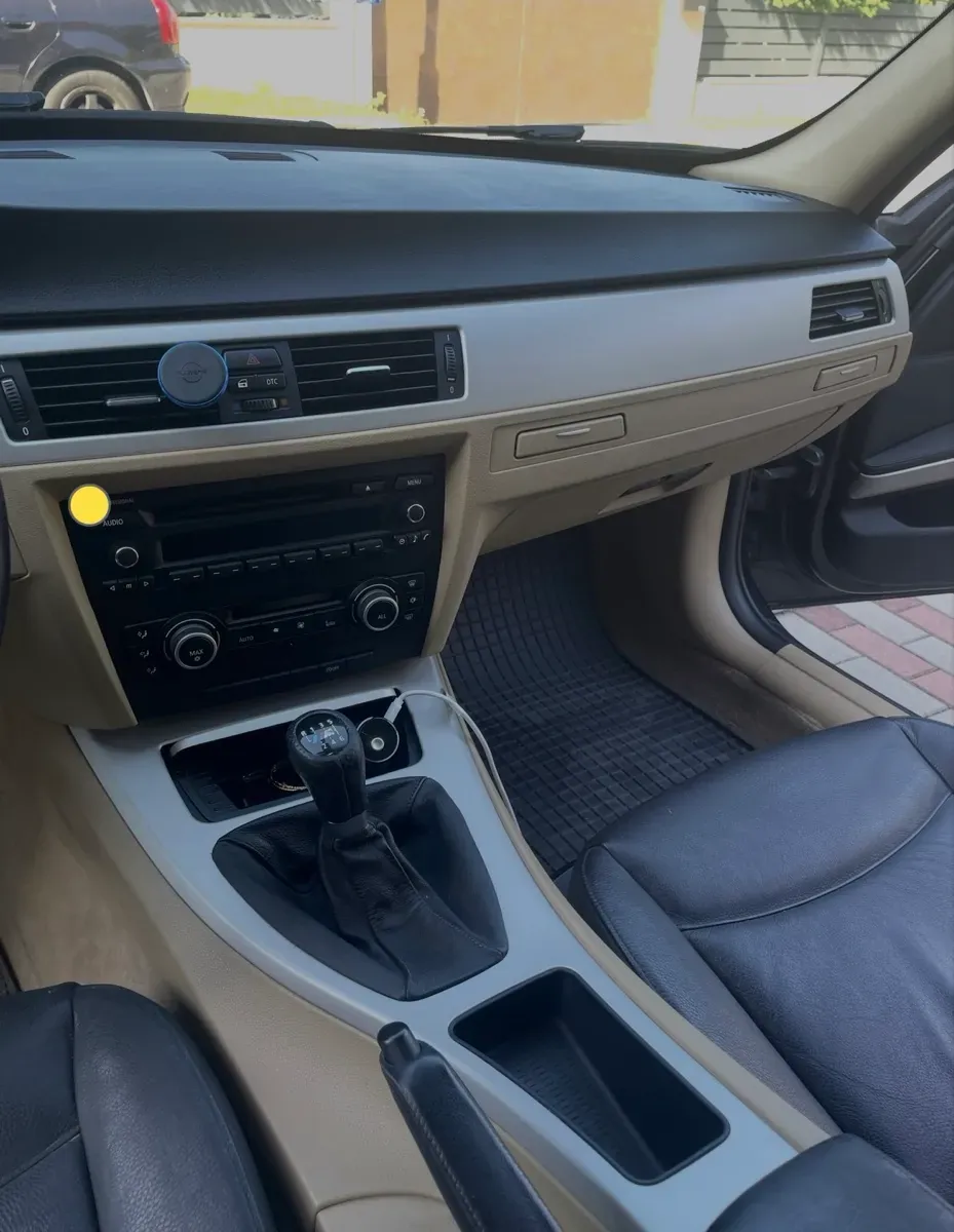 BMW 3 Series 2010 photo 3