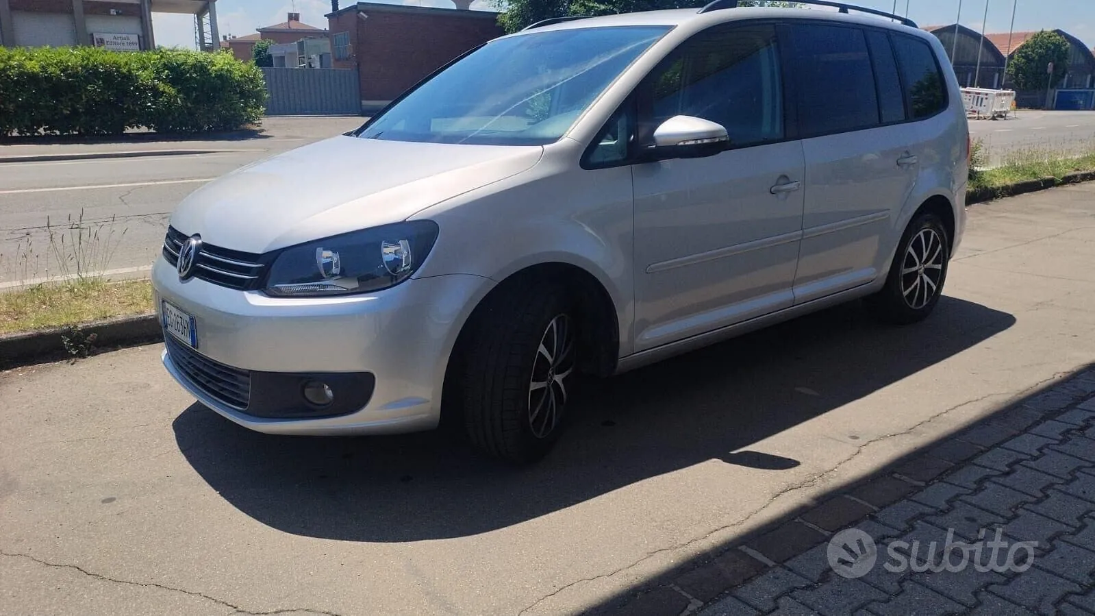 Volkswagen Touran 2013 photo 2