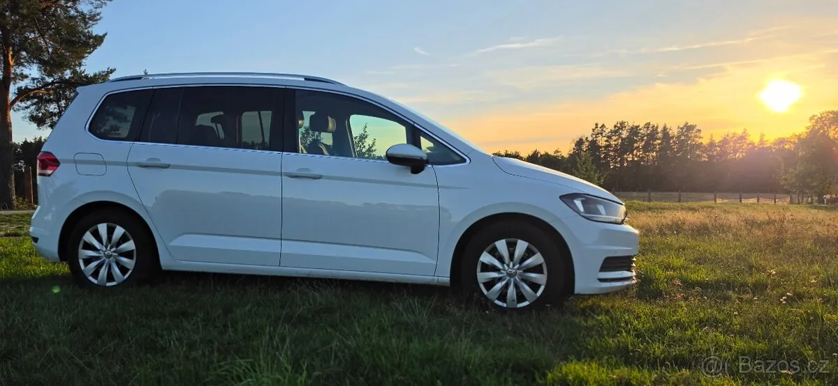 Volkswagen Touran 2017 photo 2