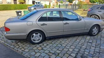 Mercedes-Benz E200