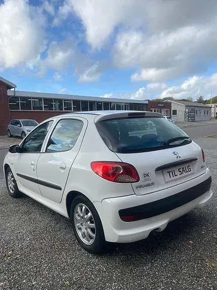 Peugeot 206 2012 photo 3