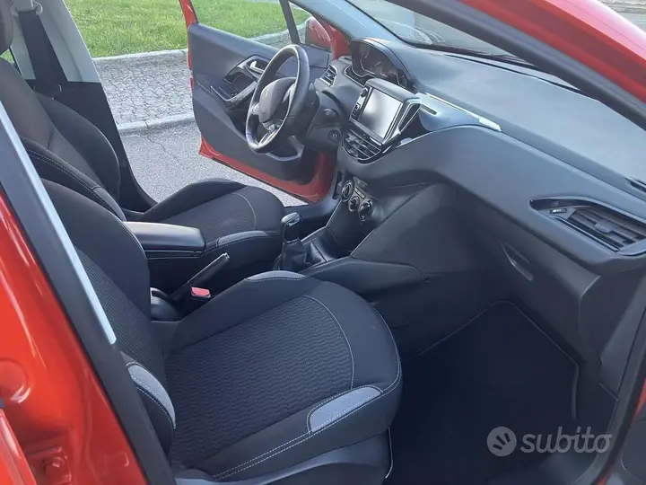 Peugeot 208 2015 photo 5