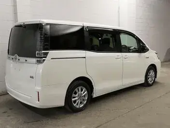 Toyota Voxy 2017 photo 3
