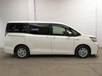 Toyota Voxy 2017 photo 4
