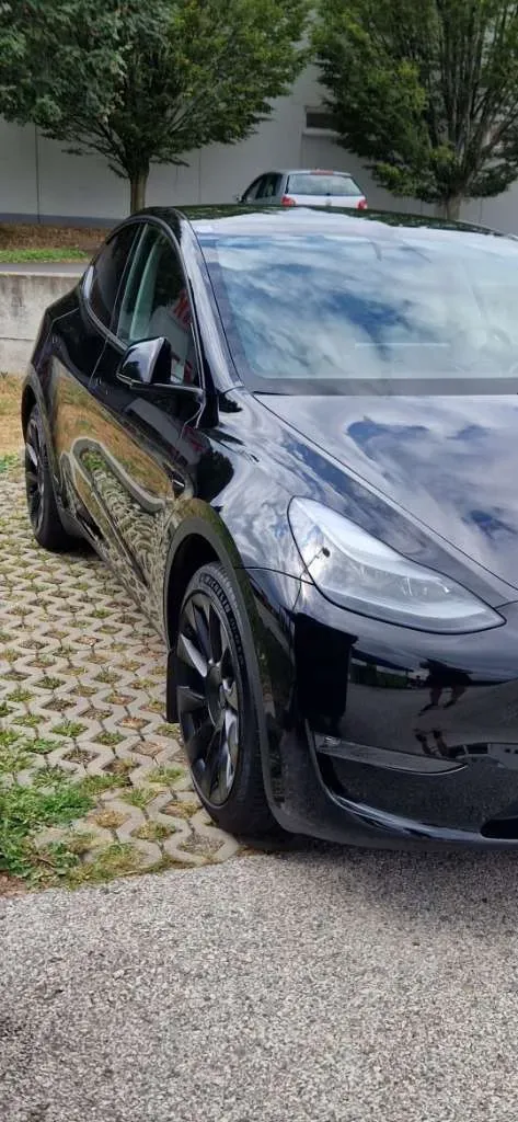 Tesla Model Y 2023 photo 2