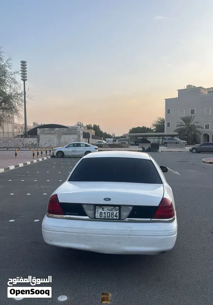 Ford Crown Victoria 2008 photo 2