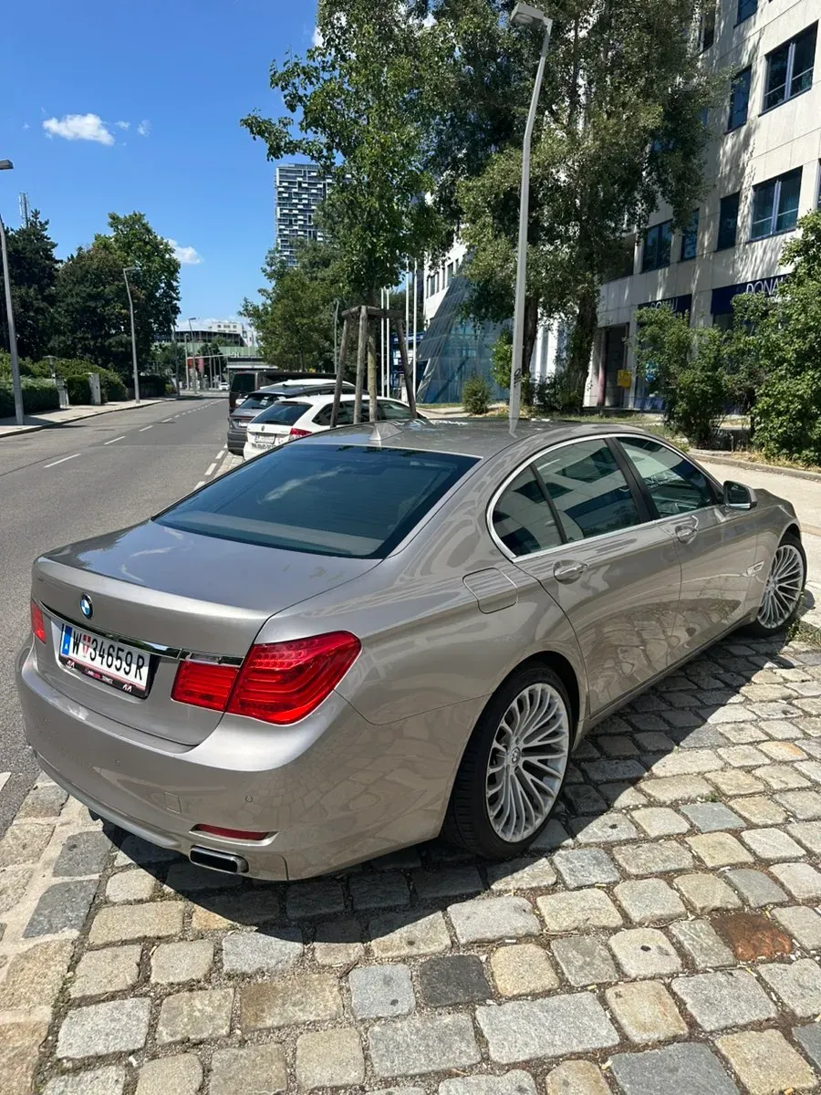 BMW 7 Series 2009 photo 3