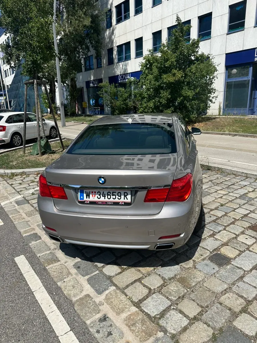 BMW 7 Series 2009 photo 2