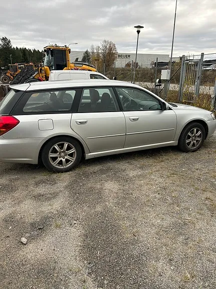 Subaru Legacy 2004 photo 2