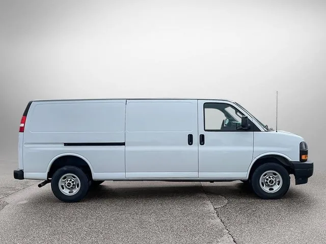 GMC Savana 2024 photo 4