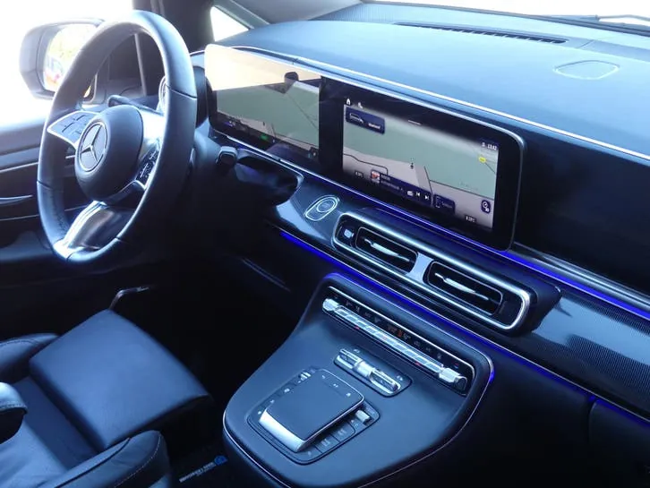 Mercedes-Benz Eqv 2024 photo 2