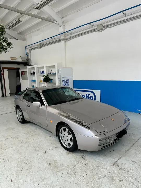 Porsche 944