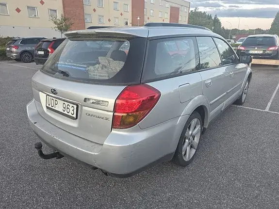 Subaru Outback 2004 photo 2